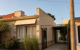 CASA MENDIOLA, encantadora casa con patio privado y pileta compartida en jardín cerca de la Laguna